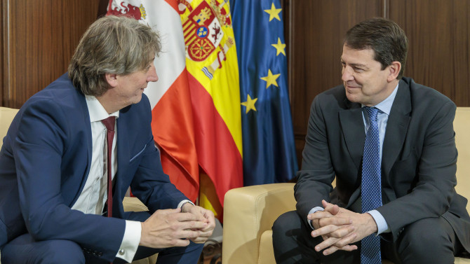 JCyl | El presidente de la Junta de Castilla y León, Alfonso Fernández Mañueco, en una reunión oficial con el alcalde de Soria, Carlos Martínez Mínguez.